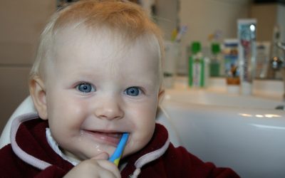 ¿A qué edad deben los niños comenzar a lavarse los dientes?