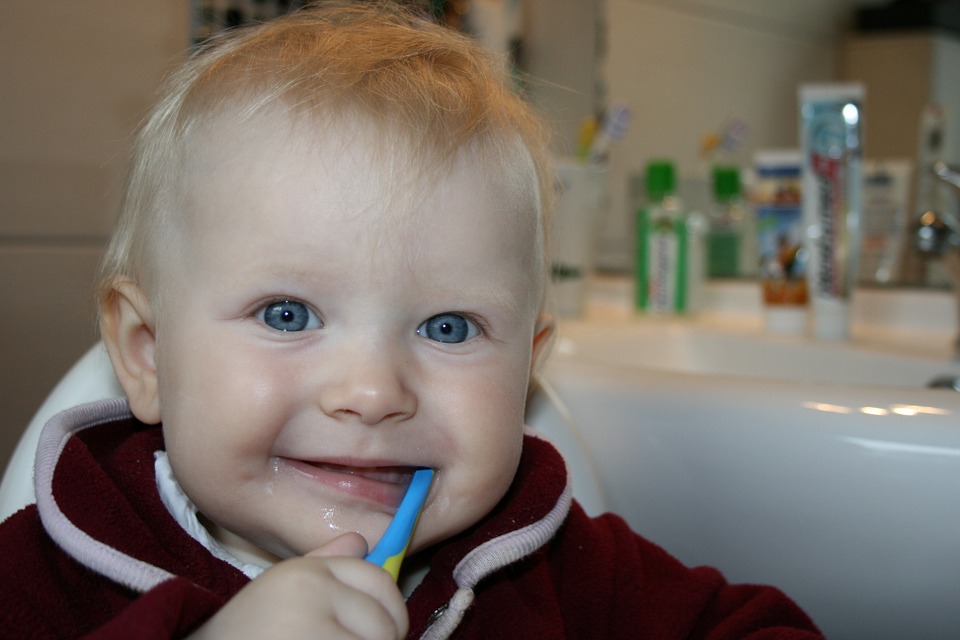 ¿A qué edad deben los niños comenzar a lavarse los dientes?
